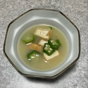 じゃがいもと豆腐、オクラのみそ汁